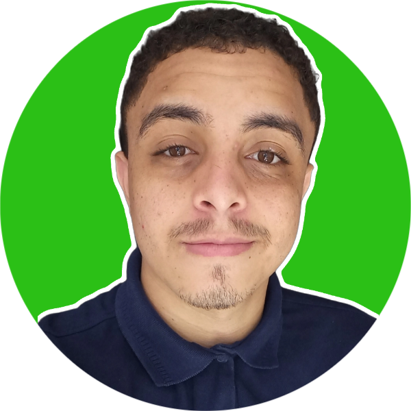 Imagem de um jovem de 22 anos sorrindo com um fundo verde e camiseta gola polo azul